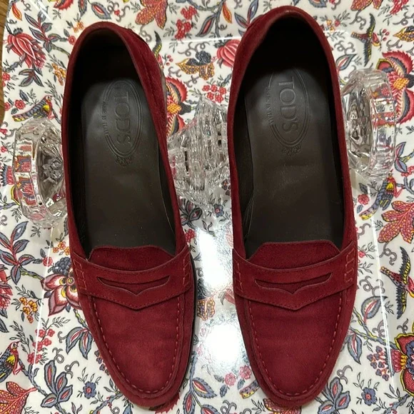 Tod’s Red Suede Size 39 Driving Shoes Loafers EUC - Picture 1 of 11